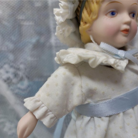 Avon Porcelain 1983 Cloth Dot Dress With Stand - Picture 8 of 10